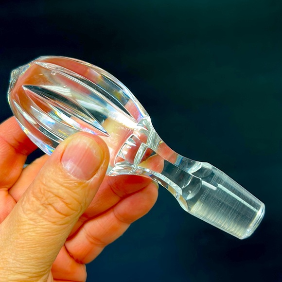 Vintage cut crystal tall ewer with etched floral design - Picture 3 of 12